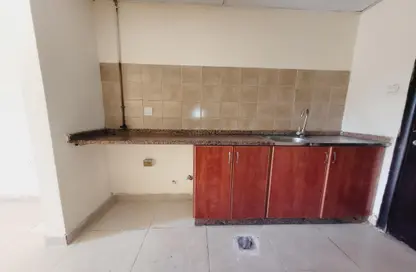 صورة لـ مطبخ شقة - 1 حمام للايجار في طريق فاير ستاشن - مويلح - الشارقة ، صورة رقم 1