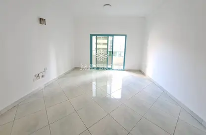 Empty Room image for: Apartment - 3 Bedrooms - 3 Bathrooms for rent in Al Hafeet Tower - Al Khan - Sharjah, Image 1