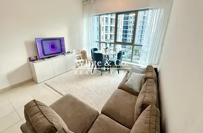 Living / Dining Room image for: Apartment - 1 Bedroom - 2 Bathrooms for sale in The Point - Dubai Marina - Dubai, Image 1