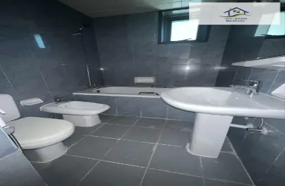 صورة لـ حمام شقة - غرفة نوم - 2 حمامات للايجار في شارع المطار - أبوظبي ، صورة رقم 1