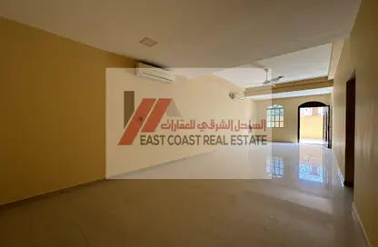 Empty Room image for: Villa - 4 Bedrooms - 3 Bathrooms for rent in Al Faseel - Fujairah, Image 1