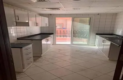 صورة لـ مطبخ شقة - 2 غرف نوم - 3 حمامات للايجار في الراشدية - عجمان ، صورة رقم 1