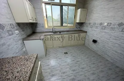 صورة لـ مطبخ شقة - 2 غرف نوم - 2 حمامات للايجار في مركز محمد بن زايد - مدينة محمد بن زايد - أبوظبي ، صورة رقم 1