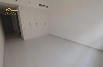 شقة - 2 غرف نوم - 3 حمامات للايجار في مجمع مويلح - تجارية مويلح - الشارقة شقة - 2 غرف نوم - 3 حمامات للايجار في مجمع مويلح - تجارية مويلح - الشارقة