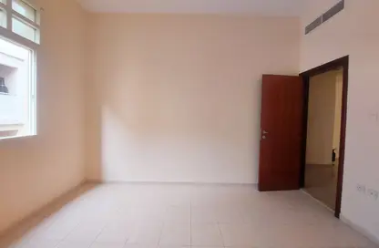 شقة - 2 غرف نوم - 2 حمامات للايجار في بناية هاجر - تجارية مويلح - الشارقة شقة - 2 غرف نوم - 2 حمامات للايجار في بناية هاجر - تجارية مويلح - الشارقة