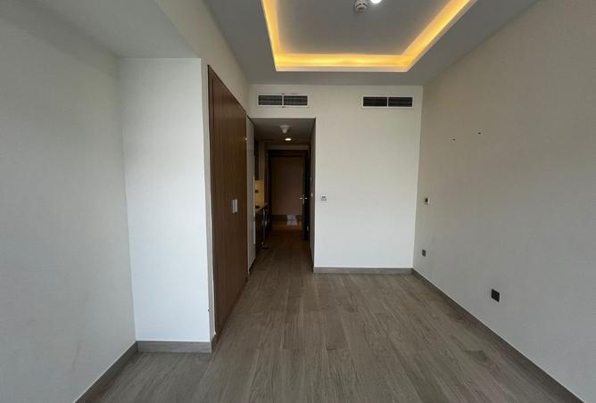 Big Balcony Ready to Move in Ideal for couple