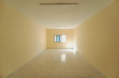 صورة لـ غرفة فارغة شقة - غرفة نوم - 1 حمام للايجار في مجمع مويلح - تجارية مويلح - الشارقة ، صورة رقم 1