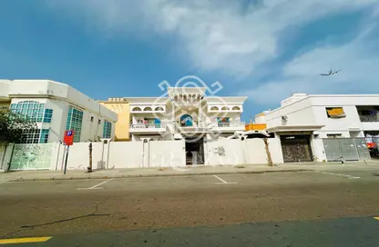 فيلا - 7 غرف نوم - 8 حمامات للبيع في المطينة - ديرة - دبي