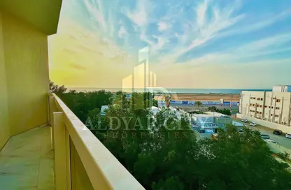 شقة - 2 غرف نوم - 2 حمامات للايجار في مساكن كورنيش عجمان - طريق كورنيش عجمان - عجمان