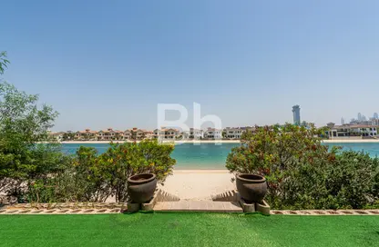 Villa - 4 Bedrooms - 6 Bathrooms for rent in Garden Homes Frond E - Garden Homes - Palm Jumeirah - Dubai