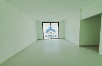شقة - 2 غرف نوم - 2 حمامات للايجار في الجادة - الشارقة