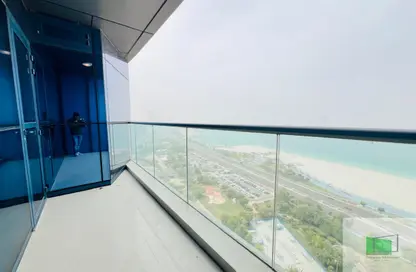 Apartment - 3 Bedrooms - 4 Bathrooms for rent in Wave tower - Corniche Road - Abu Dhabi