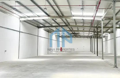 Warehouse - Studio - 2 Bathrooms for rent in RAS - Umm Ramool - Dubai