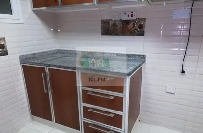 صورة لـ مطبخ شقة - 4 غرف نوم - 4 حمامات للايجار في المناصير - أبوظبي ، صورة رقم 1