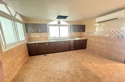 صورة لـ مطبخ شقة - 2 غرف نوم - 2 حمامات للايجار في فيلات مدينة خليفة آيه - مدينة خليفة أ - مدينة خليفة - أبوظبي ، صورة رقم 1