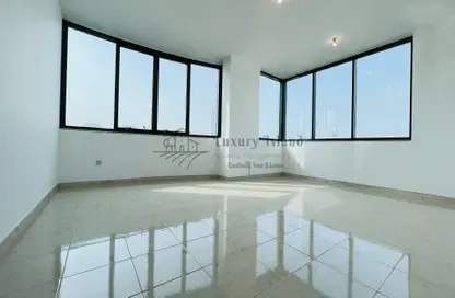 شقة - 2 غرف نوم - 2 حمامات للايجار في برج الصقر الذهبي - شارع حمدان - أبوظبي