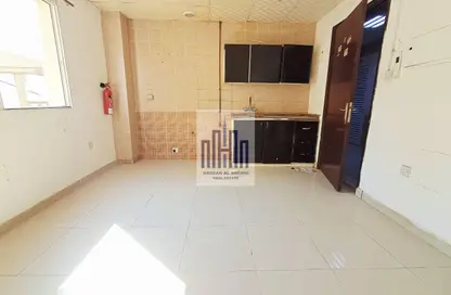 شقة - 4 حمامات للايجار في طريق فاير ستاشن - مويلح - الشارقة