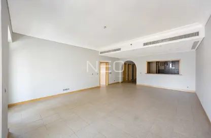 Apartment - 2 Bedrooms - 4 Bathrooms for rent in Al Tamr - Shoreline Apartments - Palm Jumeirah - Dubai