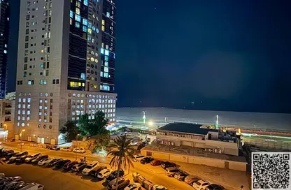 شقة - غرفة نوم - 2 حمامات للايجار في طريق كورنيش عجمان - عجمان