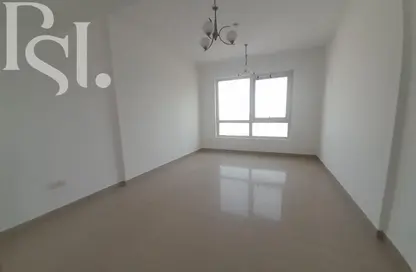 شقة - 2 غرف نوم - 3 حمامات للايجار في روز تاور 1 - ابراج روز - الخان - الشارقة