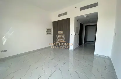 Empty Room image for: Apartment - 1 Bathroom for rent in Dubai Residence Complex - Dubai, Image 1