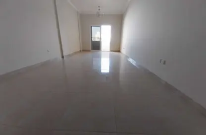 Apartment - 3 Bedrooms - 3 Bathrooms for rent in Al Qulaya'ah - Al Sharq - Sharjah