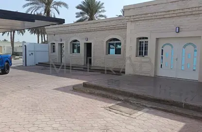 Villa - 3 Bedrooms - 4 Bathrooms for rent in Al Muhaisnah 1 - Al Muhaisnah - Dubai