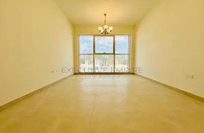 صورة لـ غرفة فارغة شقة - غرفة نوم - 2 حمامات للايجار في برج المنهل - شارع المطار - أبوظبي ، صورة رقم 1