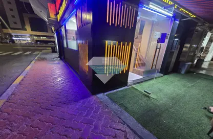 Shop - Studio - 1 Bathroom for rent in Tourist Club Area - Abu Dhabi