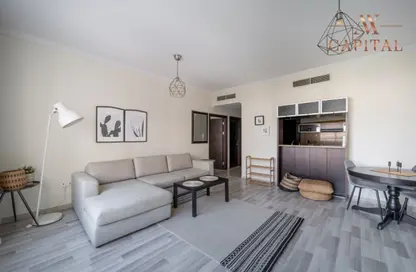 Living Room image for: Apartment - 1 Bedroom - 2 Bathrooms for sale in Marina Quays West - Marina Quays - Dubai Marina - Dubai, Image 1