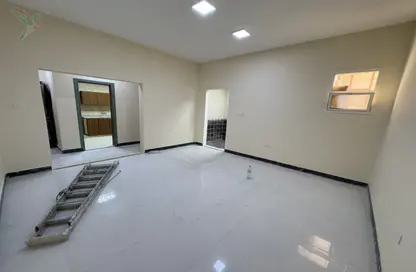 شقة - 2 غرف نوم - 3 حمامات للايجار في الدفينة - اشارج - العين