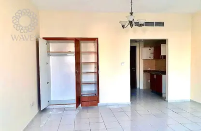Apartment - Studio - 1 Bathroom for rent in Building IC1-EMR-25 - Emirates Cluster - International City - Dubai