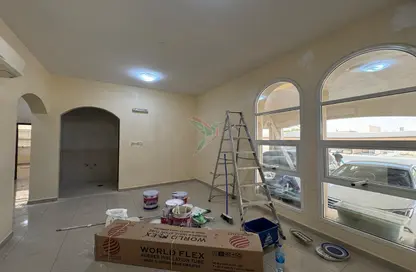 شقة - 2 غرف نوم - 2 حمامات للايجار في الدفينة - اشارج - العين