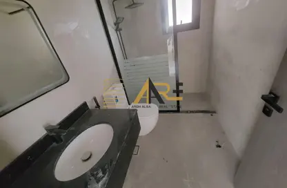 شقة - غرفة نوم - 2 حمامات للايجار في الزاهية - تجارية مويلح - الشارقة