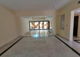 صورةغرفة فارغة لـ: فيلا - 4 غرف نوم - 5 حمامات للكراء في مجمع الحصن - شارع السلام - أبوظبي, صورة 1
