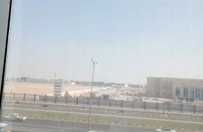 شقة - 2 غرف نوم - 2 حمامات للايجار في تجارية مويلح - الشارقة