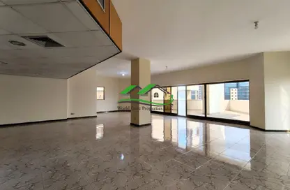 شقة - 4 غرف نوم - 6 حمامات للايجار في برج الإمارات - شارع حمدان - أبوظبي