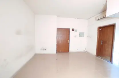 صورة لـ غرفة فارغة شقة - 1 حمام للايجار في طريق فاير ستاشن - مويلح - الشارقة ، صورة رقم 1