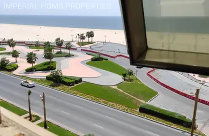 شقة - 3 غرف نوم - 3 حمامات للايجار في مساكن كورنيش عجمان - طريق كورنيش عجمان - عجمان