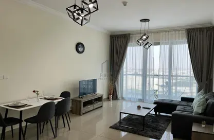 Living / Dining Room image for: Apartment - 1 Bedroom - 2 Bathrooms for sale in Fairview Residency - Business Bay - Dubai, Image 1