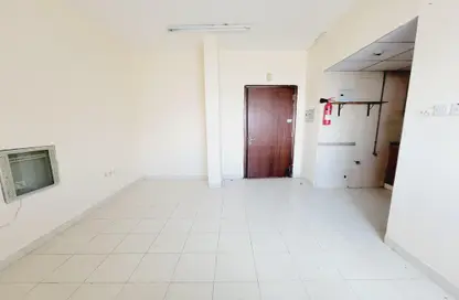Empty Room image for: Apartment - 1 Bathroom for rent in Muweileh Community - Muwaileh Commercial - Sharjah, Image 1