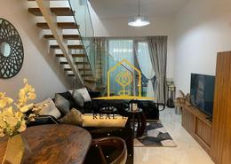 صورةغرفة المعيشة لـ: دوبلكس - 2 غرف نوم - 3 حمامات للبيع في الواحة 1 - مساكن الواحه - مدينة مصدر - أبوظبي, صورة 1