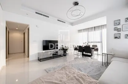 Living Room image for: Apartment - 2 Bedrooms - 2 Bathrooms for sale in Paramount Tower Hotel  and  Residences - Business Bay - Dubai, Image 1