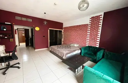 شقة - 1 حمام للايجار في اي سي 1- اماراتي - 02 - طراز إماراتي - المدينة العالمية - دبي