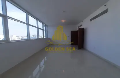Apartment - 3 Bedrooms - 4 Bathrooms for rent in City Center Building - Hamdan Street - Abu Dhabi