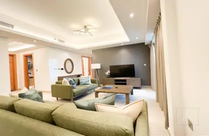 Living Room image for: Apartment - 2 Bedrooms - 2 Bathrooms for sale in Orra The Embankment - Jumeirah Lake Towers - Dubai, Image 1