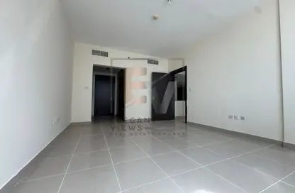 شقة - غرفة نوم - 2 حمامات للايجار في المساكن الحمراء - مدينة دبي الرياضية - دبي