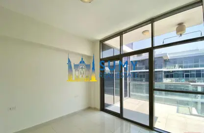 Empty Room image for: Apartment - 1 Bedroom - 2 Bathrooms for rent in Golf Horizon - DAMAC Hills - Dubai, Image 1