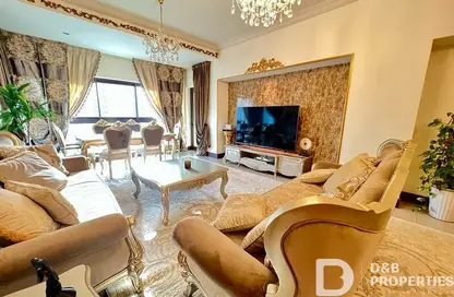 Living Room image for: Apartment - 2 Bedrooms - 4 Bathrooms for rent in Golden Mile 8 - Golden Mile - Palm Jumeirah - Dubai, Image 1