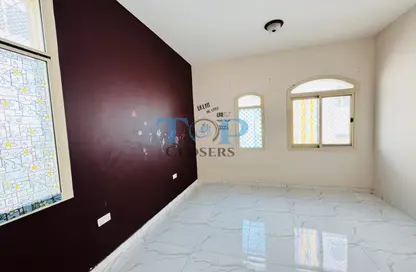 شقة - 2 غرف نوم - 2 حمامات للايجار في مسجد حي هزاع - المطارد - العين